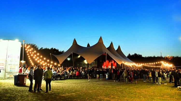 Tenten opbouwen op terrein